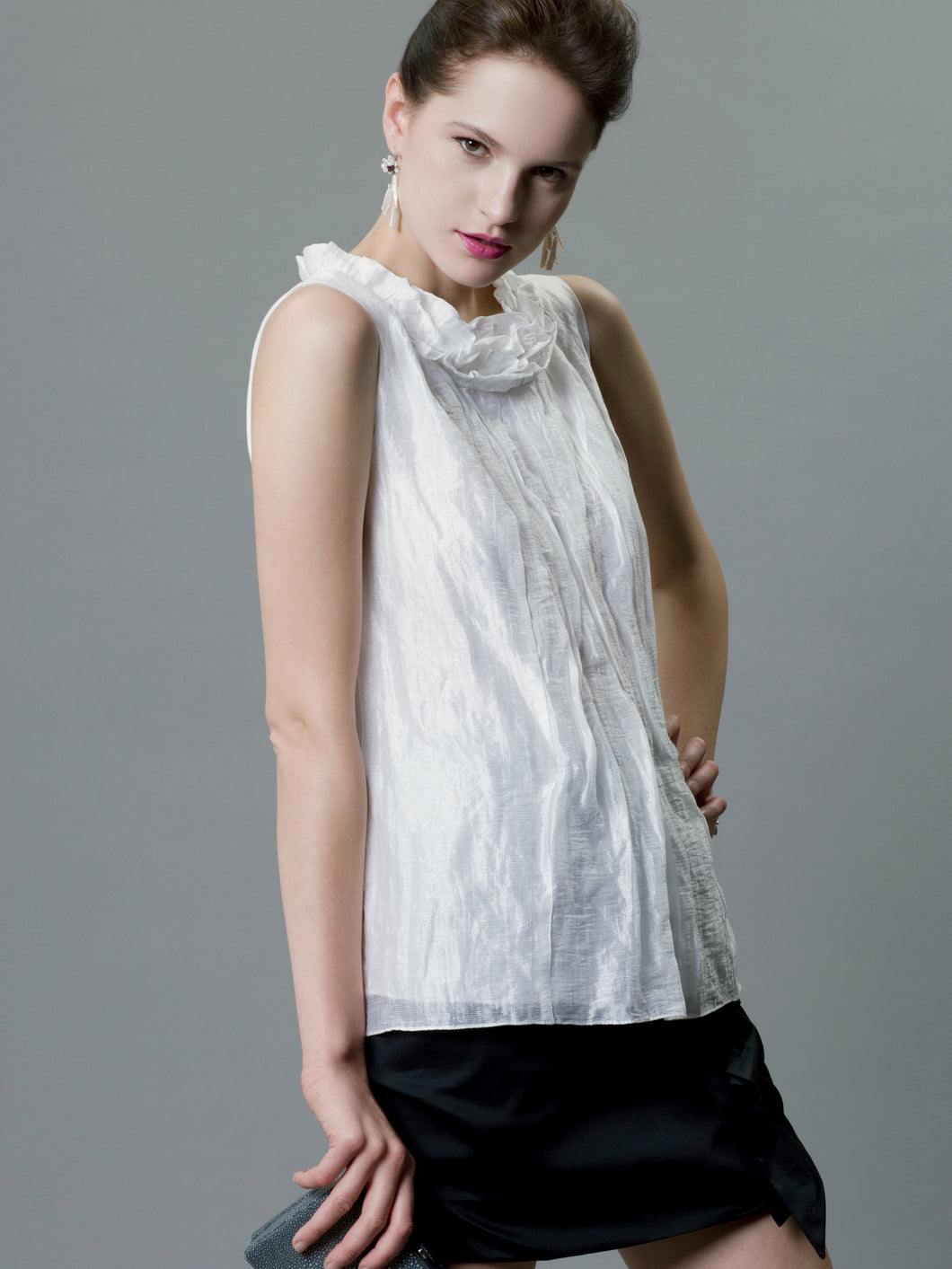 Frilled Collar Sleeveless Blouse in Crinkled Linen and Metal Blend Muslin